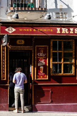 Madrid, İspanya - Temmuz 2018: Madrid sokaklarında yürüyen insanlar. Madrid şehir merkezi.