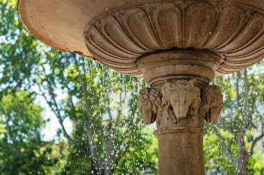  Madrid 'deki çeşme müfrezesi. Madrid Caddesi 'ndeki İspanyol mimarisi.