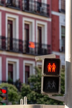 Madrid, İspanya - 20 Temmuz 2018: Madrid 'de trafik ışığı ve eşitlik sembolü. LGBT için eşit haklar+