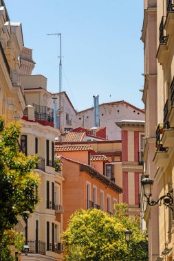  Madrid 'deki binaların cepheleri. Madrid Caddesi 'ndeki İspanyol mimarisi.