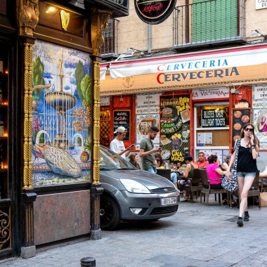 Madrid, İspanya - 22 Temmuz 2018: Madrid 'de ahşap masaları ve sandalyeleri olan tipik eski İspanyol meyhanesi. İspanya