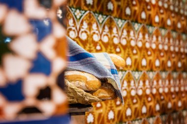  Madrid 'de ahşap masaları ve sandalyeleri olan tipik İspanyol tavernası. İspanya