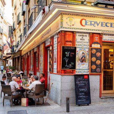 Madrid, İspanya - 22 Temmuz 2018: Madrid 'de ahşap masaları ve sandalyeleri olan tipik eski İspanyol meyhanesi. İspanya