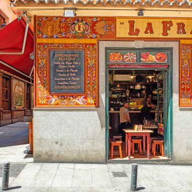 Madrid, İspanya - 23 Temmuz 2018: Madrid 'de ahşap masaları ve sandalyeleri olan tipik eski İspanyol meyhanesi. İspanya