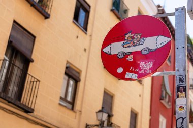 Madrid, İspanya - 23 Temmuz 2018: Modern sokak sanatı, çizimli yol tabelası