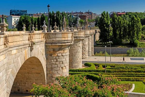 Madrid, İspanya ve Avrupa 'daki Puente De Toledo köprüsü.