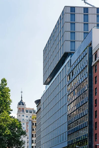  Madrid 'deki binaların cephesi. Madrid Caddesi 'ndeki İspanyol mimarisi.
