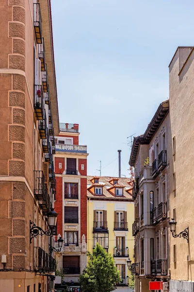  Madrid 'deki binaların cephesi. Madrid Caddesi 'ndeki İspanyol mimarisi.