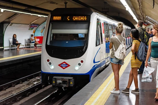 Madrid, İspanya - 19 Temmuz 2018: Madrid metrosu. Platformda tren bekleyen insanlar.