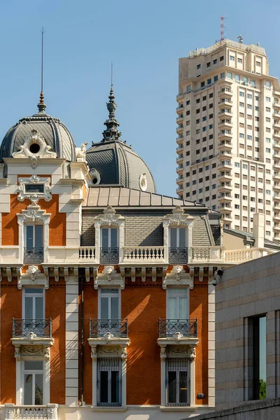 Madrid 'deki binaların cepheleri. Madrid Caddesi 'ndeki İspanyol mimarisi.