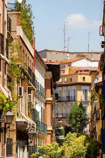 Madrid 'deki binaların cepheleri. Madrid Caddesi 'ndeki İspanyol mimarisi.