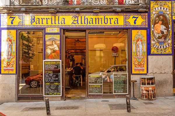 Madrid, İspanya - 22 Temmuz 2018: Madrid 'de ahşap masaları ve sandalyeleri olan tipik eski İspanyol meyhanesi. İspanya