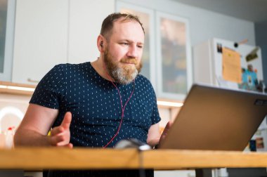 Bilgi işlem uzmanı internet üzerinden görüşme ayarlıyor. Ofisten değil, evinden, uzaktan, evden. Karantina zamanı