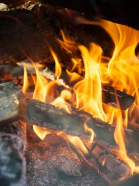 Arkaplan olarak bbq için ahşap şenlik ateşi. kamp ateşi