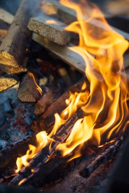 Arkaplan olarak bbq için ahşap şenlik ateşi. kamp ateşi