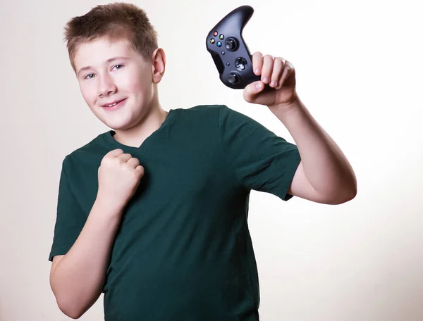 Adolescente Feliz Menino Entregando Gamepad Depois Uma Batalha Jogo Difícil — Fotografia de Stock