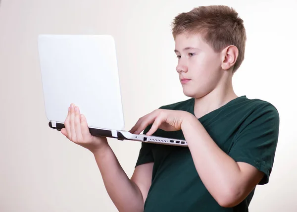 Збуджений Років Хлопчик Підліток Використовує Свій Ноутбук — стокове фото