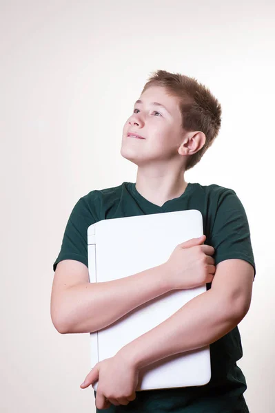 Jongen Houdt Zijn Laptop Vast — Stockfoto
