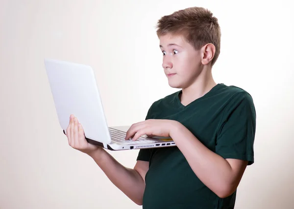 Aufgeregter Jähriger Junge Teenager Benutzt Seinen Laptop — Stockfoto