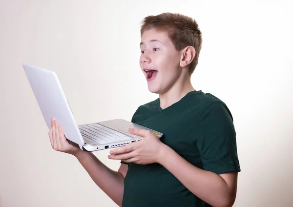 Animado Anos Idade Menino Adolescente Usar Seu Laptop — Fotografia de Stock