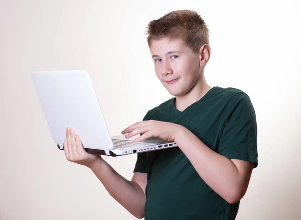 Aufgeregter Jähriger Junge Teenager Benutzt Seinen Laptop — Stockfoto