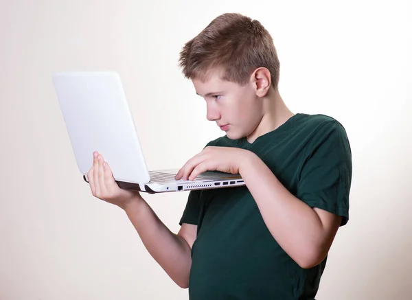 Концентрований Років Хлопчик Підліток Шукає Інформацію Інтернеті Працює Ноутбуком — стокове фото