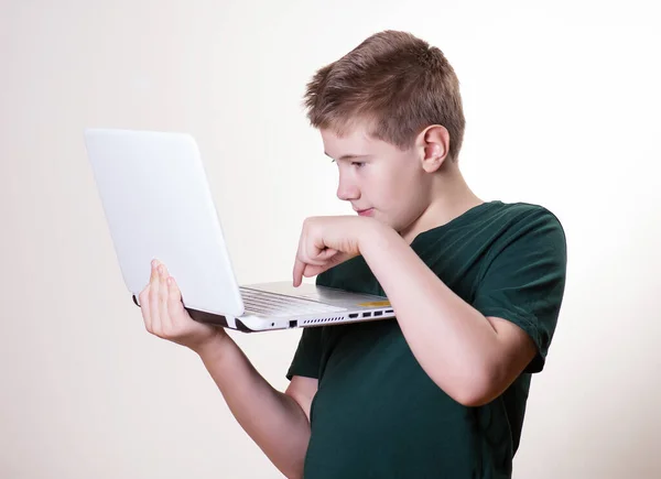 Концентрований Років Хлопчик Підліток Шукає Інформацію Інтернеті Працює Ноутбуком — стокове фото