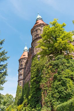 Polonya 'nın Walbrzych şehrinde iki kulesi olan Ksiaz Kalesi' nin batı cephesi. Kale 1288-1292 yılları arasında inşa edildi.