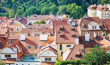 Prag 'ın turuncu çatıları. Çek malı. Avrupa. Yukarıdan güzel manzara 