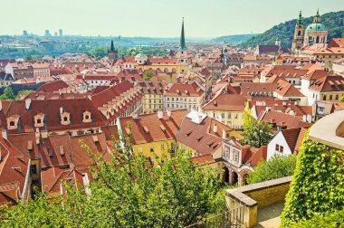 Prag 'ın turuncu çatıları. Çek malı. Avrupa. Yukarıdan güzel manzara 