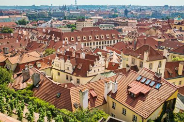 Prag 'ın turuncu çatıları. Çek malı. Avrupa. Yukarıdan güzel manzara 