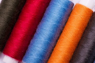 Çoklu renkli dikiş ipliklerinin fotoğrafını kapat