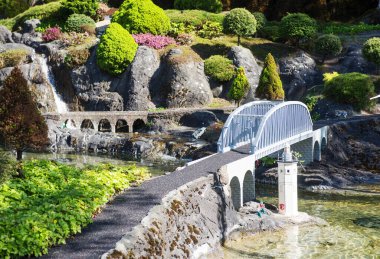 Oyuncak tuğlalarla yapılmış bir köprü. Legoland Billund Oteli. Ünlü lunapark ve otel.