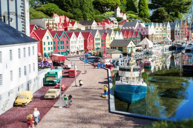 Bergen şehri manzarası oyuncak tuğlalarla inşa edilmiş. Legoland Billund Oteli. Ünlü lunapark ve otel.