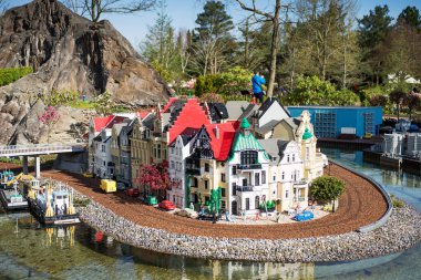 Şehir manzarası oyuncak tuğlalarla inşa edilmiş. Legoland Billund Oteli. Ünlü lunapark ve otel.