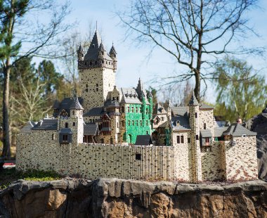 Oyuncak tuğlalarla yapılmış bir ortaçağ kalesi. Legoland Billund Oteli. Ünlü lunapark ve otel.