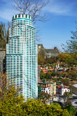 Oyuncak tuğlalarla yapılmış bir gökdelen. Legoland Billund Oteli. Ünlü lunapark ve otel.