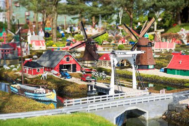 Şehir manzarası oyuncak tuğlalarla inşa edilmiş. Legoland Billund Oteli. Ünlü lunapark ve otel.