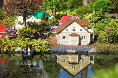 Oyuncak tuğlalarla inşa edilmiş bir nehir. Legoland Billund Oteli. Ünlü lunapark ve otel.