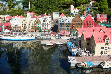 Şehir manzarası oyuncak tuğlalarla inşa edilmiş. Legoland Billund Oteli. Ünlü lunapark ve otel.