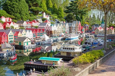 Kopenhag şehri manzarası oyuncak tuğlalarla inşa edilmiş. Legoland Billund Oteli. Ünlü lunapark ve otel.