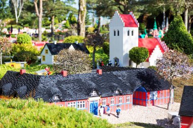 Şehir manzarası oyuncak tuğlalarla inşa edilmiş. Legoland Billund Oteli. Ünlü lunapark ve otel.