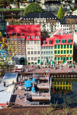 Şehir manzarası oyuncak tuğlalarla inşa edilmiş. Legoland Billund Oteli. Ünlü lunapark ve otel.