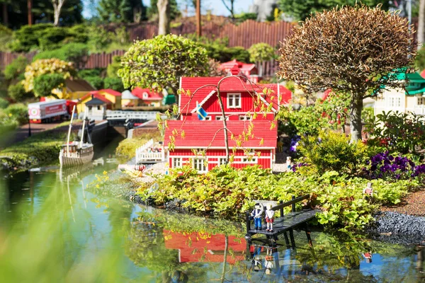 Linda Casa Pueblo Bajo Río Construido Por Ladrillos Juguete Legoland — Foto de Stock