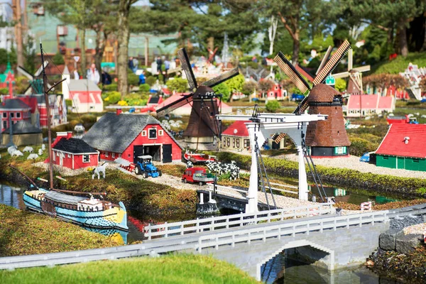 장난감 벽돌로 만들어 Legoland Billund Resort 약자입니다 유원지와 — 스톡 사진
