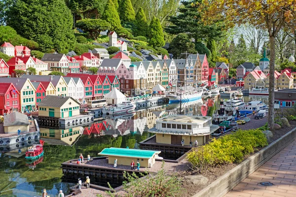 Kopenhag şehri manzarası oyuncak tuğlalarla inşa edilmiş. Legoland Billund Oteli. Ünlü lunapark ve otel.