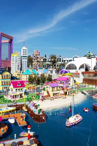 Oyuncak tuğlalarla inşa edilmiş şirin bir şehir. Legoland Billund Oteli. Ünlü lunapark ve otel.