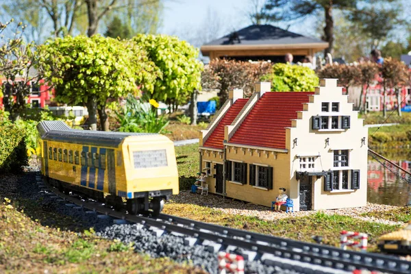 Oyuncak tuğlalarla inşa edilen tren istasyonu. Legoland Billund Oteli. Ünlü lunapark ve otel.