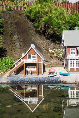 Oyuncak tuğlalarla yapılmış bir köy. Legoland Billund Oteli. Ünlü lunapark ve otel.