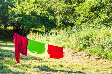 Turist kampında kano yaptıktan sonra ıslak giysileri kurutmak.